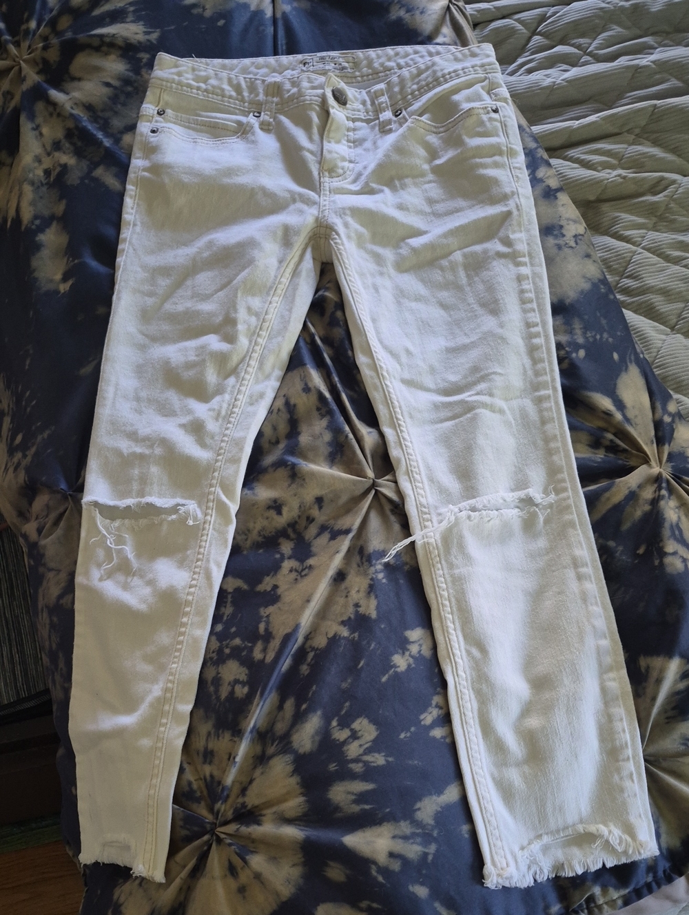 Free People White Distressed Skinny Jeans 26